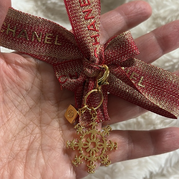 2024 Holiday CHANEL snowflake CC charm bag charm NEW Authentic! - Picture 1 of 15